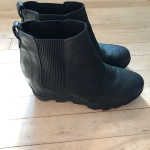 Sorel wedge boots - size 9 - worn less than 10x, excellent condition!